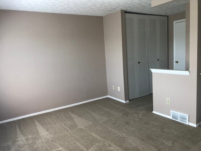 Building Photo - Townhome with basement!