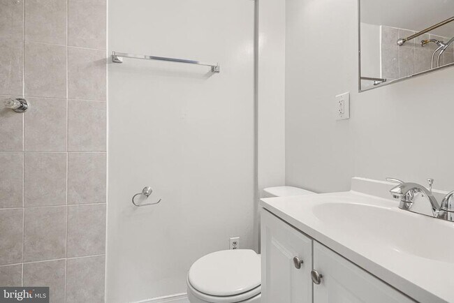 Building Photo - 1138 W Lombard St