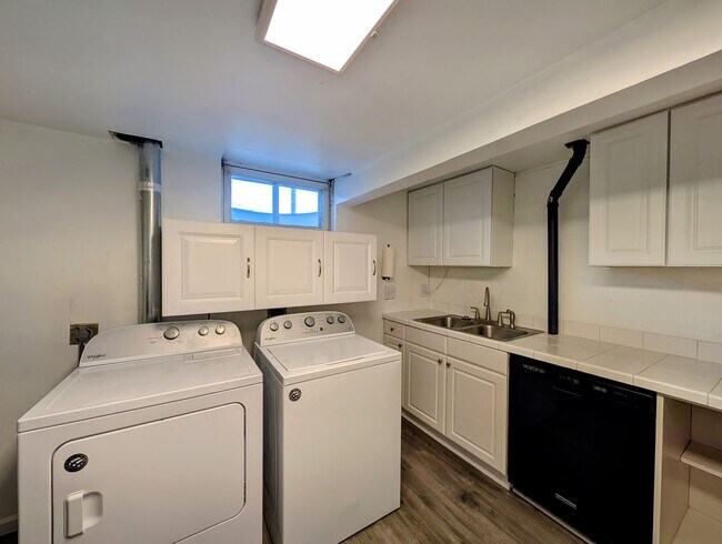 Building Photo - Low maintenance 3 bedroom!