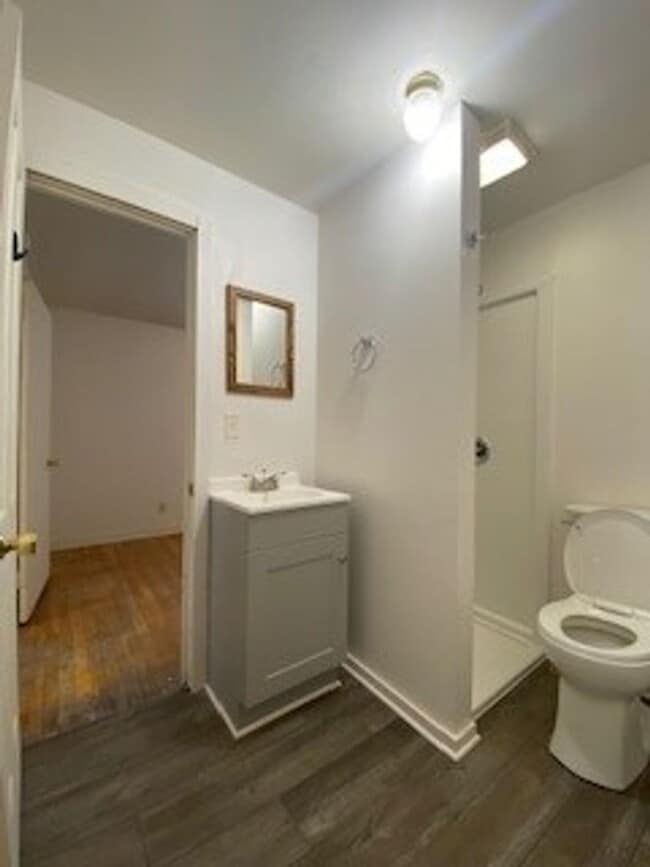 Building Photo - 748 N Lake St