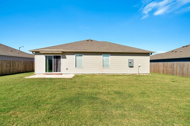 Building Photo - Spacious 3 bed, 2 bath in East Siloam Springs! Fenced yard, laundry included!