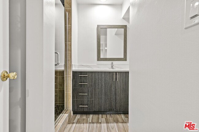 Building Photo - 330 E Dryden St