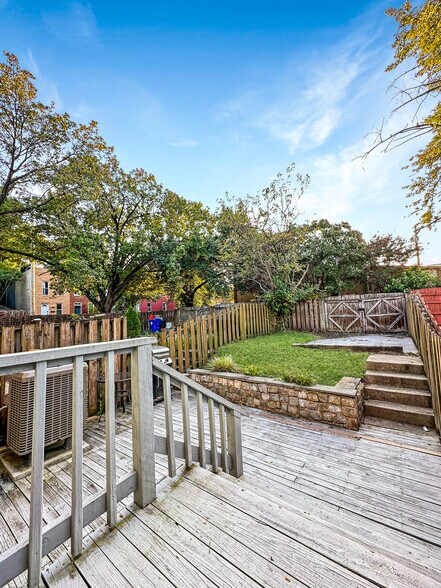 Building Photo - 928 S Paca St