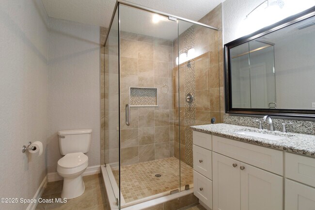 Building Photo - 827 Glenmore Cir