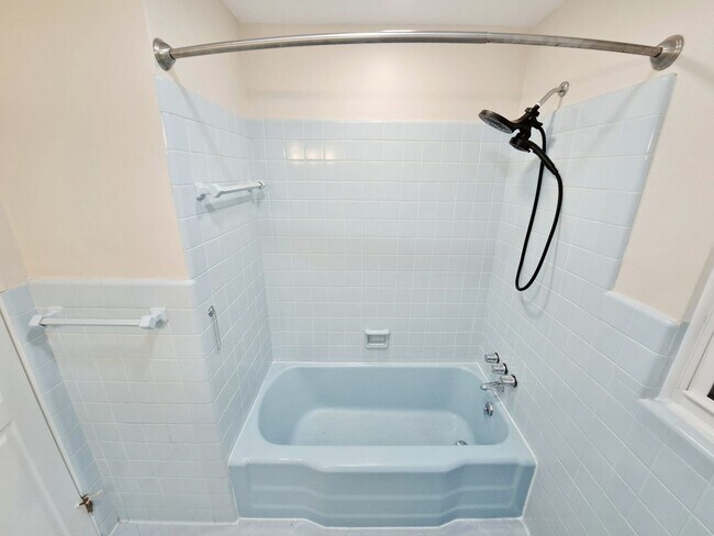 Building Photo - 3 Bed / 1-1/2 Bath Single Family Home w/ 2-Car Garage