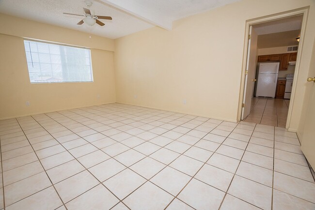 Building Photo - Spacious 3 Bedroom, 2 Bath Home with Updat...