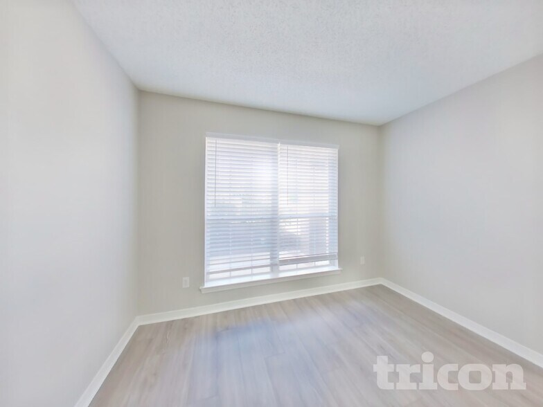 Building Photo - 1267 Summit Oaks Dr E