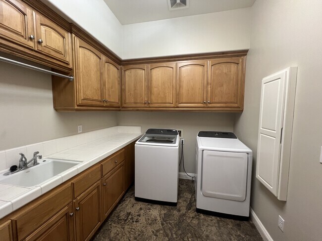 Building Photo - 1700 Briercliff Ct