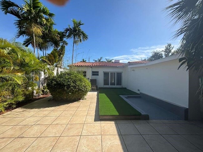 Building Photo - 9324 Byron Ave