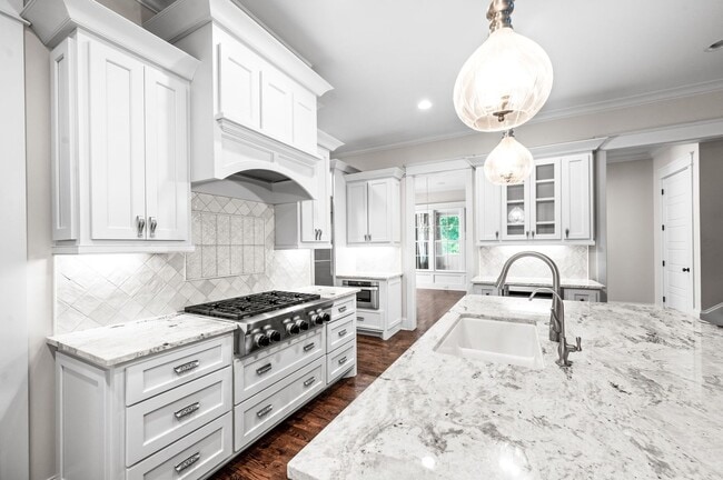 Building Photo - Stunning 5BE/4.5BA home nestled in the hig...