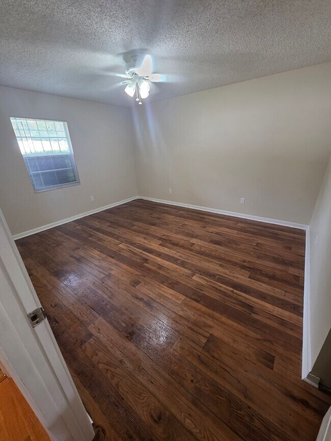Building Photo - 2900 SE 50th Ct
