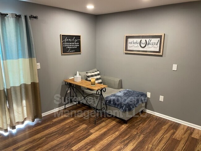 Building Photo - 8 Highbridge Ln