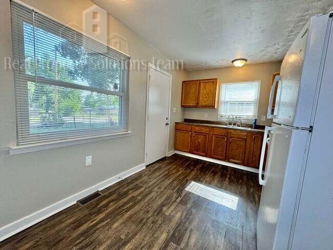 Building Photo - 3374 Eakin Rd