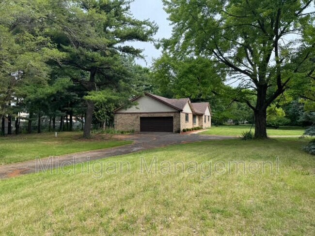 Building Photo - 40250 Pinetree Dr