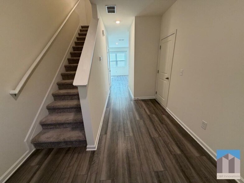 Building Photo - 3520 Condor Ct SW