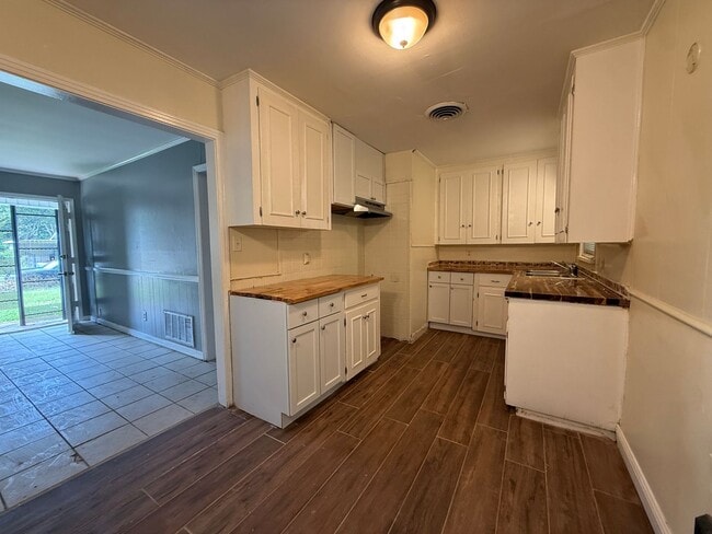 Building Photo - Rental Property In Sunset