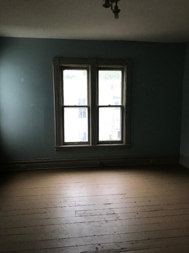Building Photo - 521 W Walnut St