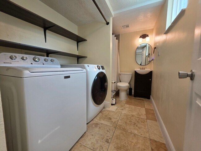 Building Photo - Spacious Townhome in The Trails