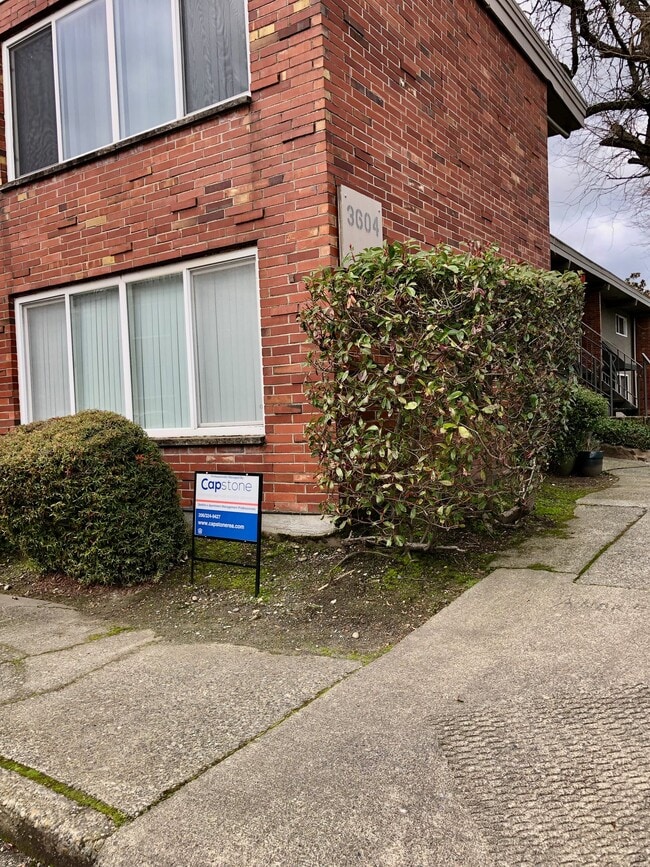 Building Photo - 3604 NE 73rd Pl