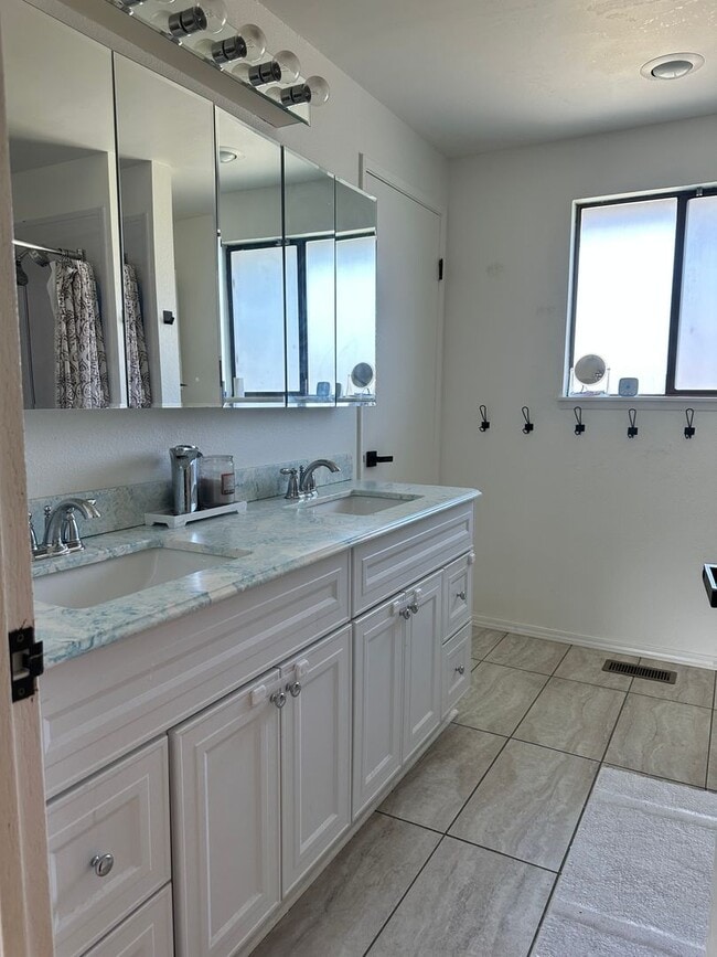Building Photo - Gorgeous single- family home with Detached...