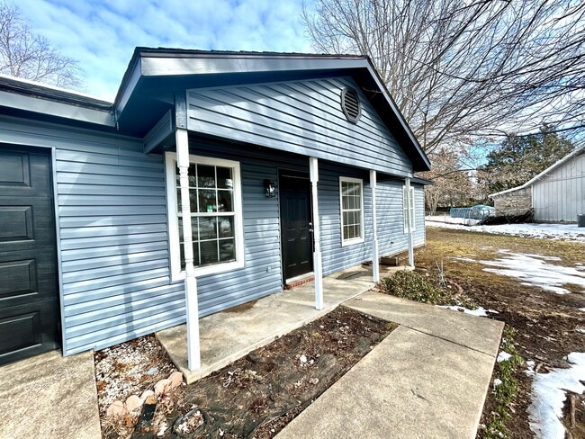 Building Photo - Elkins! 3 bed 2 bath with a huge fenced back yard