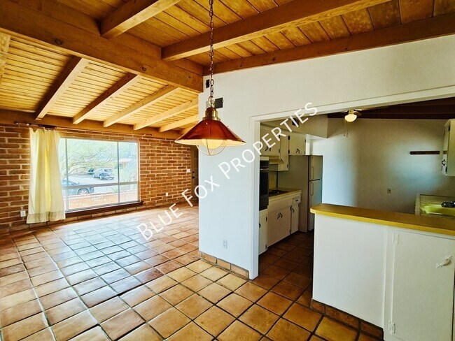 Building Photo - 633 N Avenida Calma