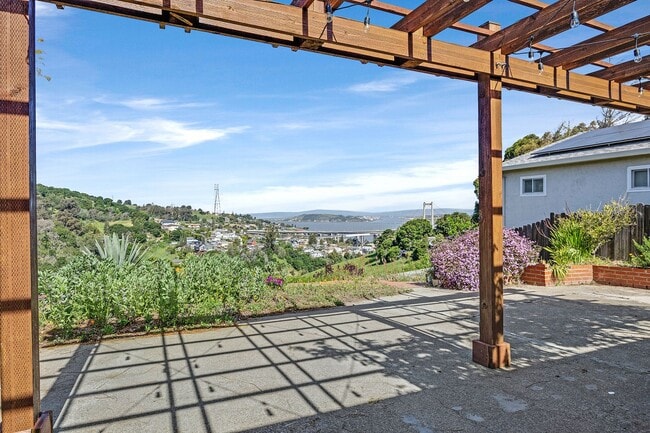 Building Photo - One level home Crockett, magnificent VIEWS