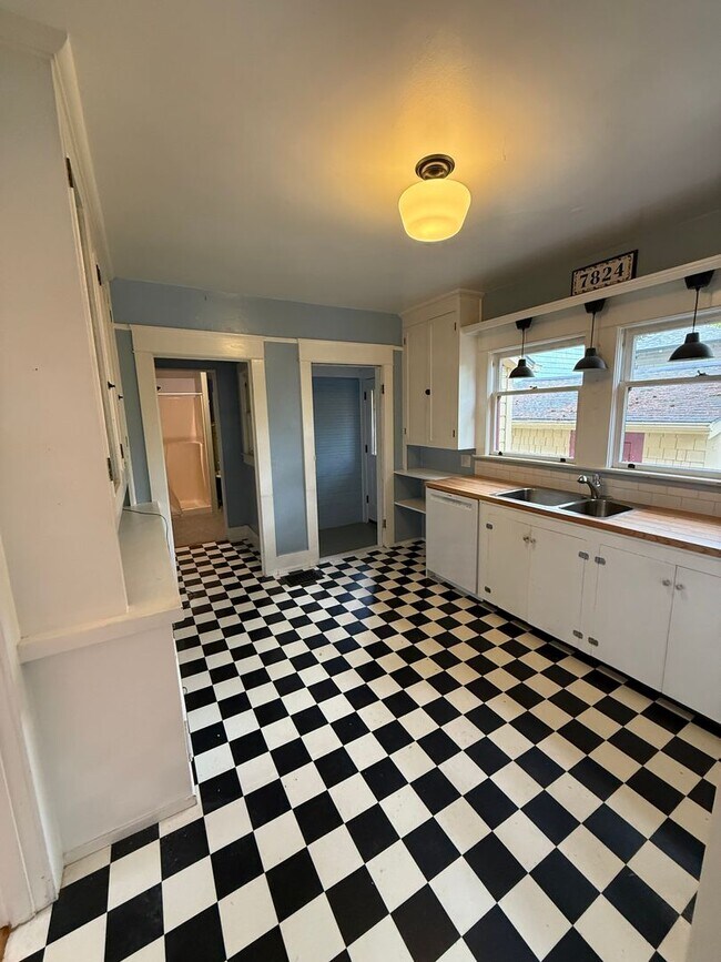 Building Photo - Charming Sellwood Gem in the Heart of SE P...