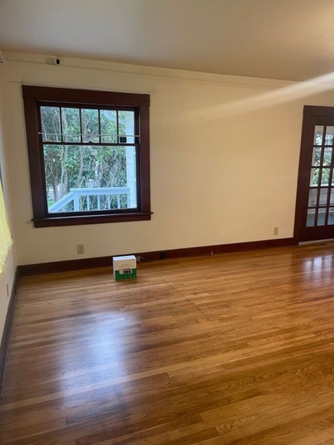 Building Photo - Spacious Craftsman Home