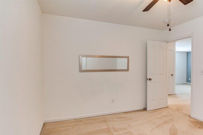 Building Photo - Charming 3 bedroom, 2.5 bath home located in the Lismore Park community.