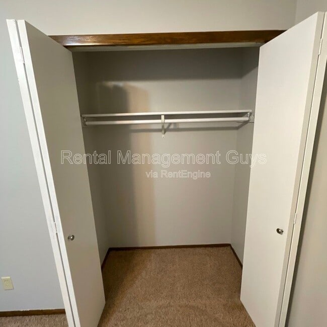 Building Photo - 8693 Maplebrook Pkwy N