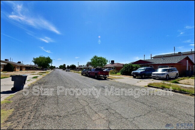 Building Photo - 5613 Creston Ave