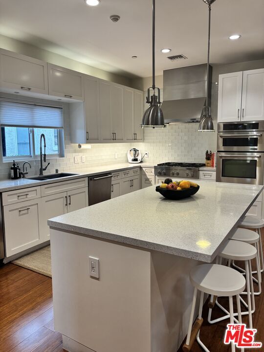 Building Photo - 248 S La Peer Dr