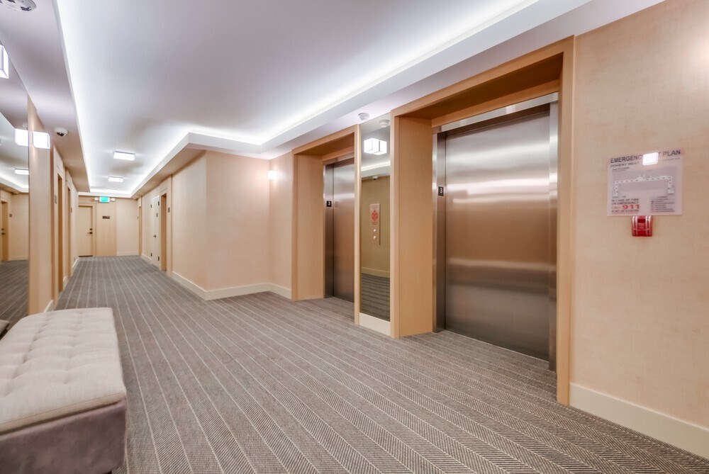 Building Photo - 999 N Doheny Dr