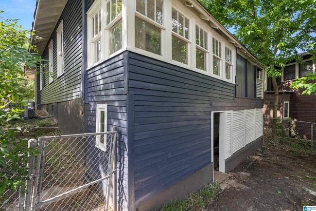 Building Photo - 1424 16th Ave S