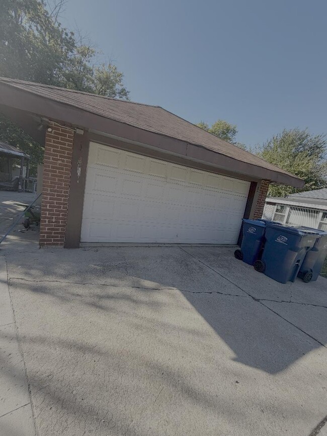 Building Photo - 32 S Monterey Ave