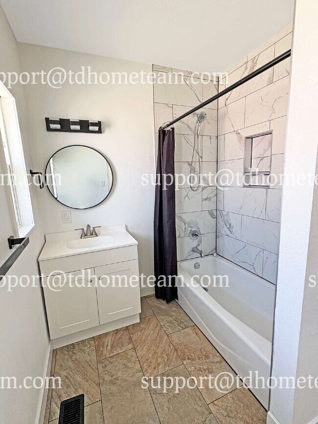 Building Photo - "Charming 3-Bed Home with 2 Baths in the H...
