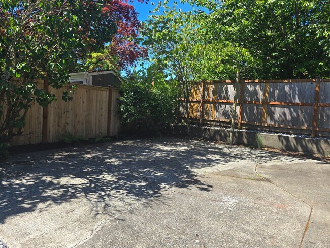 Building Photo - Spacious North Tacoma Rambler