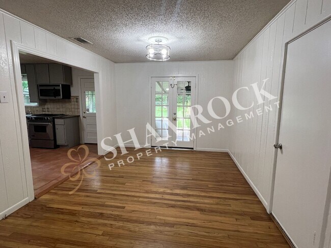 Building Photo - Central Waco Home