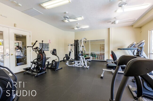 Building Photo - Stunning 3-Bedroom Home with Private Backy...