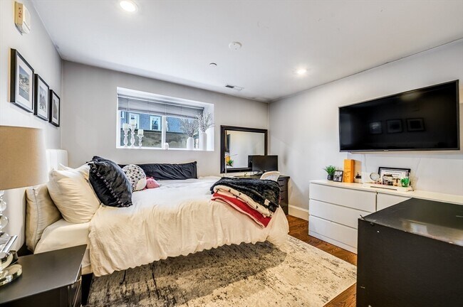 Building Photo - 1650 Columbia Rd