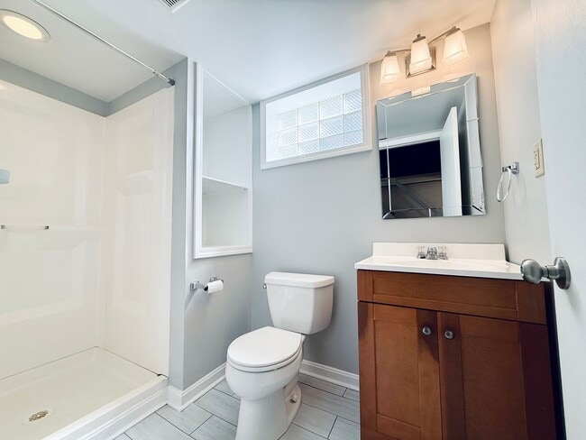 Building Photo - Fully Renovated 3-Bedroom 3-Bathroom Gem in Cincinnati!
