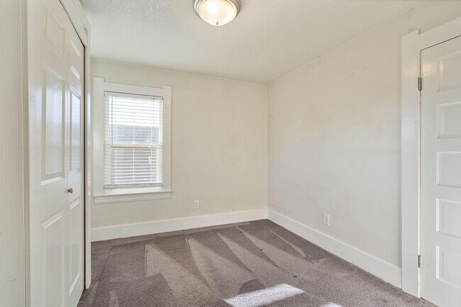 Building Photo - Charming, vintage 2-bdrm/1-bath upper in Richmond neighborhood. W/D, storage, off-street parking