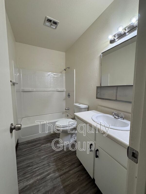 Building Photo - 1402 W Elowin Ave