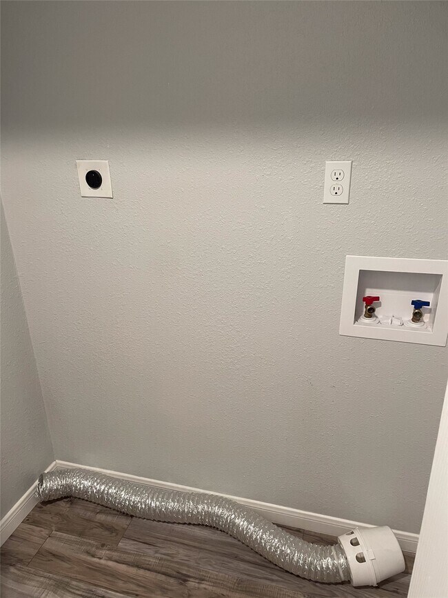 Building Photo - 250 McBride Trl