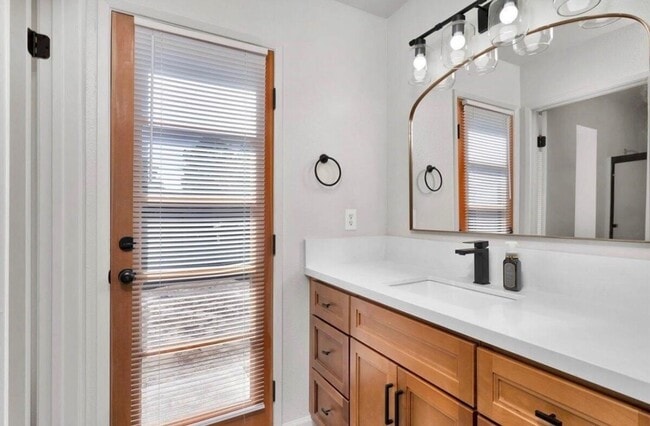 Building Photo - Cozy Home for rent in Visalia