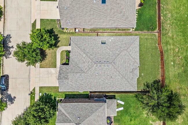 Building Photo - This one checks all the boxes—location, la...
