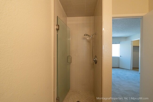 Building Photo - Spacious Townhome - GARAGE - Light and Bri...