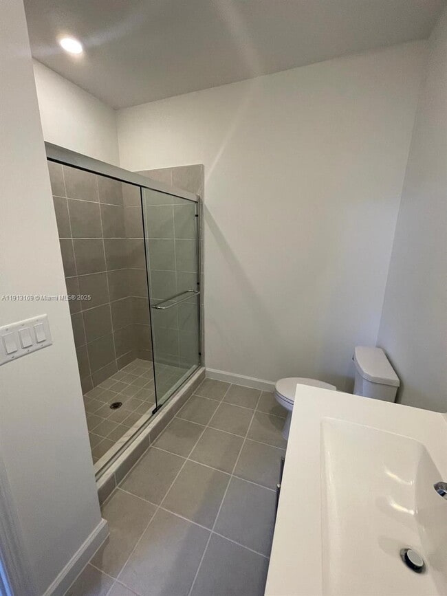 Building Photo - 1076 SE 2nd St