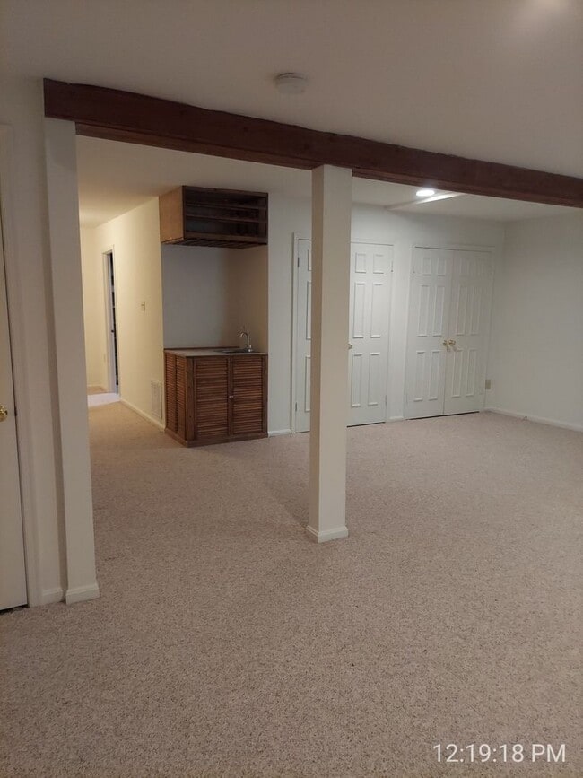 Building Photo - Spacious And Sun-Filled 3 Bedroom 2.5 Bath...